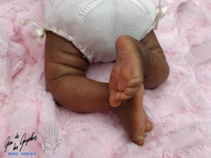 Pies bebé reborn étnico